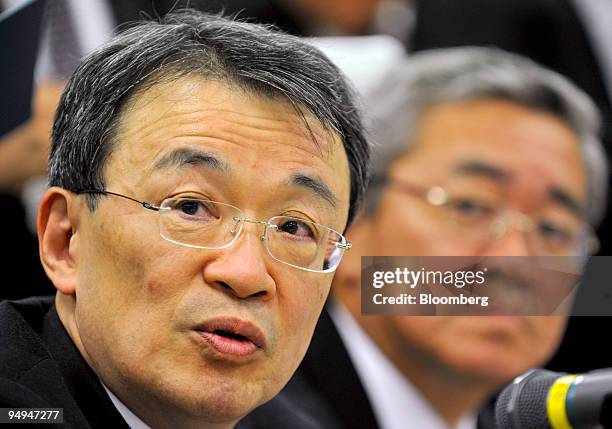 Takashi Tsukamoto, president and chief executive officer of Mizuho Financial Group Inc., left, speaks during a news conference in Tokyo, Japan, on...