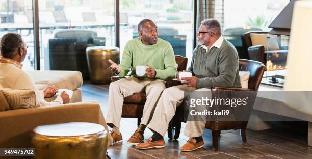 tre uomini afro-americani che parlano di caffè - country club foto e immagini stock