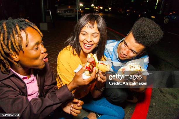 cachorros-quentes com amigos. - picture of hot dog - fotografias e filmes do acervo