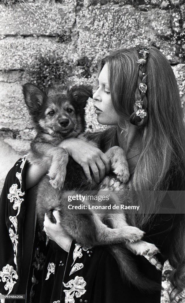 L'histoire Très Bonne Et Très Joyeuse De Colinot Trousse Chemise Brigitte Bardot on the set of "L'Histoire très bonne et très joyeuse