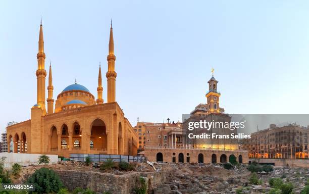 the mohammad al-amin mosque and the st. george maronite cathedral, beirut, lebanon - old beirut - fotografias e filmes do acervo