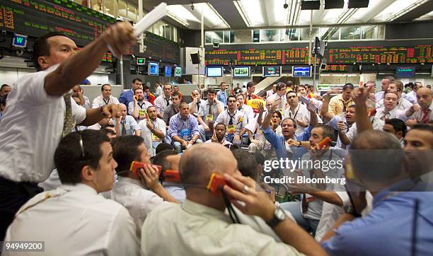 Traders work at the Bolsa de Mercadorias e Futuros, Brazilian Mercantile and Futures Exchange , in Sao Paulo, Brazil, on Thursday. March 26, 2009....