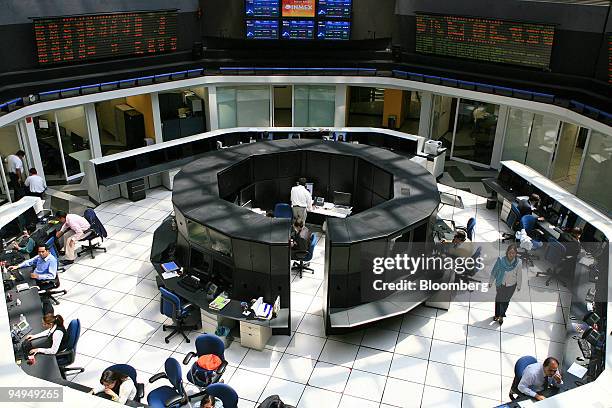 People work on the floor of the Mexican Stock Exchange, or Bolsa Mexicana de Valores , in Mexico City, Mexico, on Wednesday, May 20, 2009. Mexican...