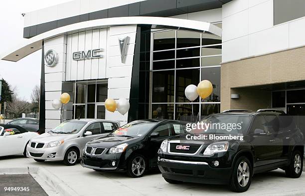 Acardia and Pontiac cars sit on the lot at Fresard Buick, Pontiac and GMC in Ferndale, Michigan, U.S., on Thursday, March 26, 2009. General Motors...