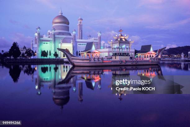 La mosquée Omar Ali Saifuddin à Bandar Seri Begawan, Etat de Brunei Darussalam.