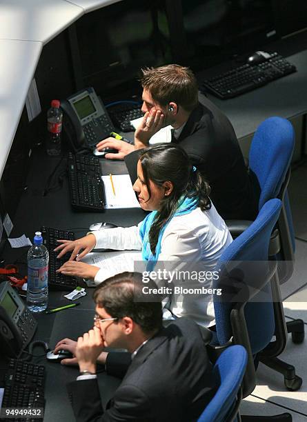 People work on the floor of the Mexican Stock Exchange, or Bolsa Mexicana de Valores , in Mexico City, Mexico, on Wednesday, May 20, 2009. Mexican...