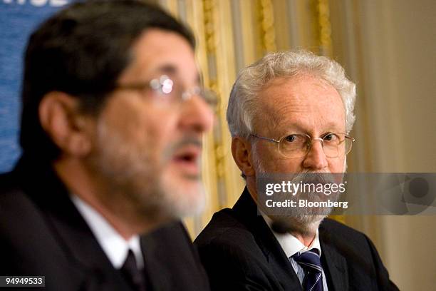 Almir Guilherme Barbassa, chief financial officer of Petroleo Brasileiro SA , right, listens to Jose Sergio Gabrielli, chief executive officer of...