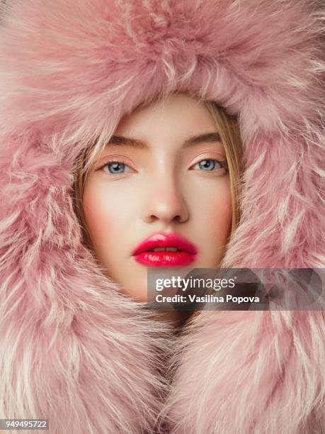 portrait of woman in fur hat - sombrero de piel fotografías e imágenes de stock