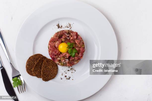 steak tartare, gourmet meal - franse gerechten stockfoto's en -beelden