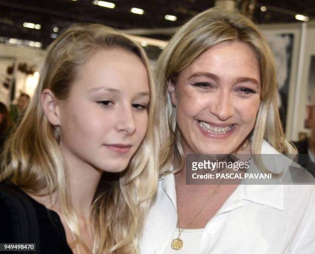 La fille du président du Front national Jean-Marie Le Pen, Marine pose avec sa nièce Marion, le 08 octobre 2005 au Bourget, lors de l'inauguration de...