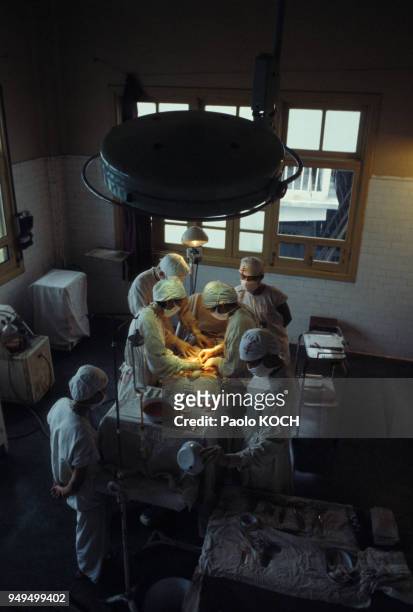 Opération chirurgicale dans le bloc opératoire de l'hôpital de Changmen, en Chine.