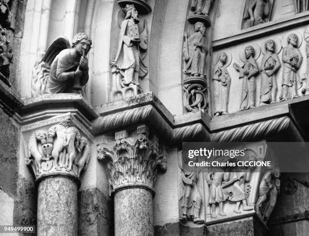 Détail du portail de la façade occidentale de la Basilique Sainte-Marie-Madeleine de Vézelay, dans l'Yonne, en France.