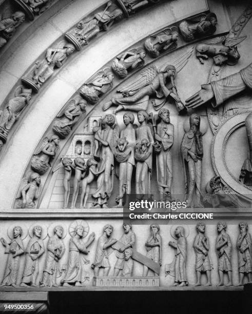 Détail du portail de la façade occidentale de la Basilique Sainte-Marie-Madeleine de Vézelay, dans l'Yonne, en France.