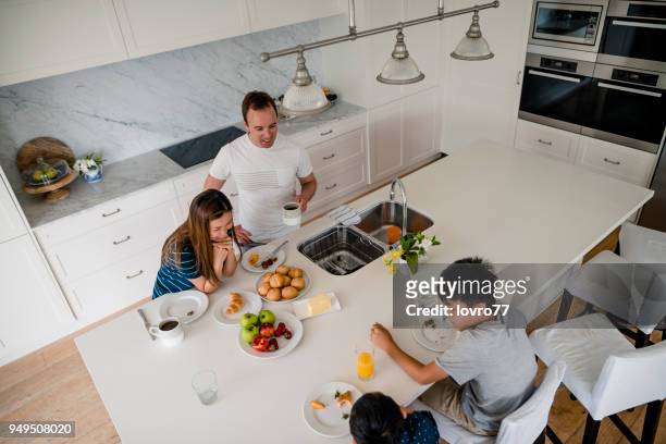 family preparing breakfast - grus rubicunda stock pictures, royalty-free photos & images