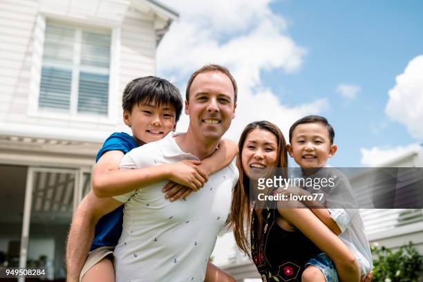 gelukkige jonge familie samen tijd doorbrengen - australian family time stockfoto's en -beelden