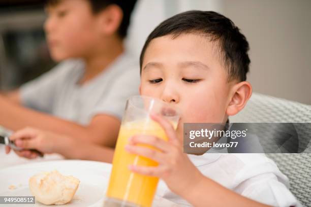 young kid drinking juice - grus rubicunda stock pictures, royalty-free photos & images