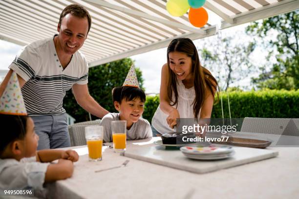 family celebrating birthday - grus rubicunda stock pictures, royalty-free photos & images