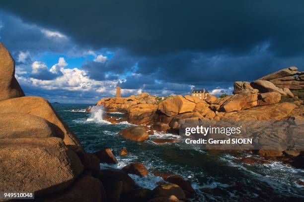 Le phare de Ploumanac?h, en granite rose, Perros-Guirec.