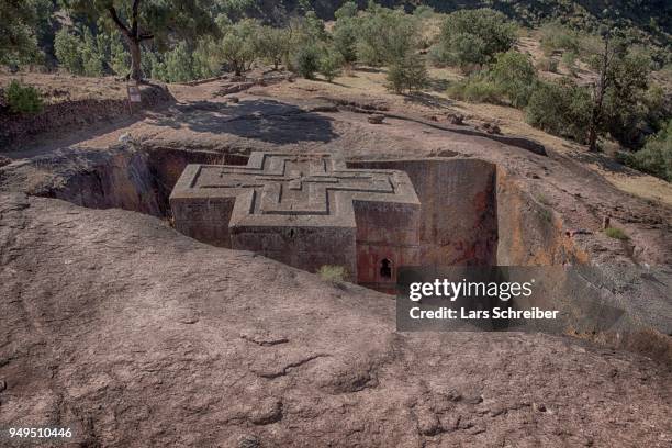 monolithic rock carved church of the copts, prayer of giyorgi or st. george, rock church of lalibela, unesco world heritage site, lalibela, amhara region, ethiopia - lalibela foto e immagini stock