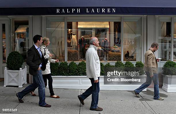 Pedestrians walk outside a Ralph Lauren store on Madison Avenue in New York, U.S., on Wednesday, May 27, 2009. Polo Ralph Lauren Corp., the designer...