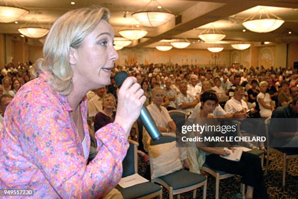 La vice-présidente du Front National Marine Le Pen s'exprime le 04 décembre 2006 à Nouméa, lors d'un débat public sur le droit de vote dans...