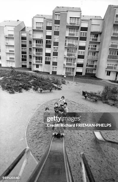 Enfants jouant dans le parc d'un quartier résidentiel à Orléans, dans le Loiret, France.