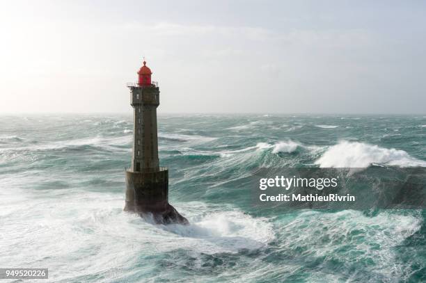 énorme vague au phare de la jument dans la tempête - la jument stock-fotos und bilder