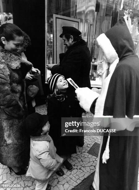 Enfants rencontrant un père-noël dans la rue Sainte-Catherine à Bordeaux, en Gironde, en France.