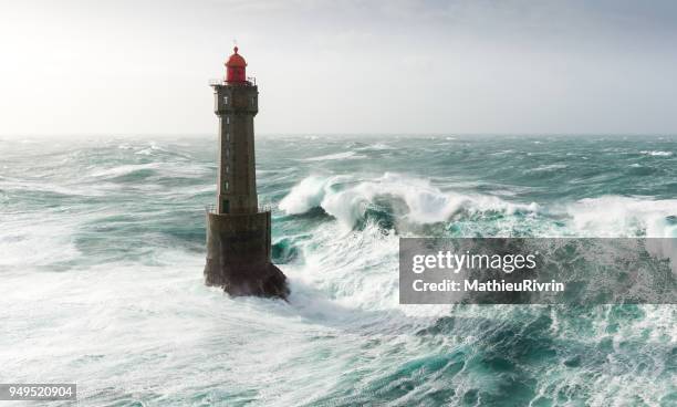 énorme vague au phare de la jument dans la tempête - la jument stock-fotos und bilder