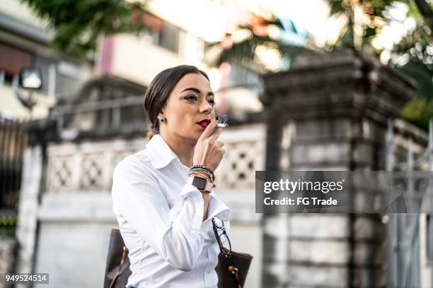 zakenvrouw wandelen en roken - beautiful women smoking cigarettes stockfoto's en -beelden