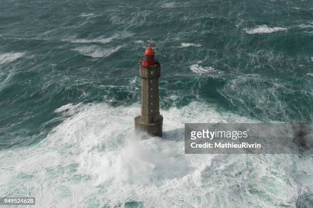 énorme vague au phare de la jument dans la tempête - la jument stock-fotos und bilder