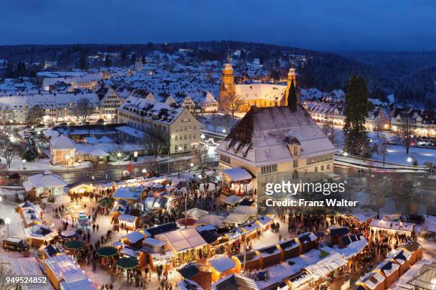 christmas market at dusk, freudenstadt, black forest, baden-wuerttemberg, germany - freudenstadt photos et images de collection