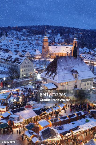 christmas market with snowflakes at dusk, freudenstadt, black forest, baden-wuerttemberg, germany - freudenstadt photos et images de collection