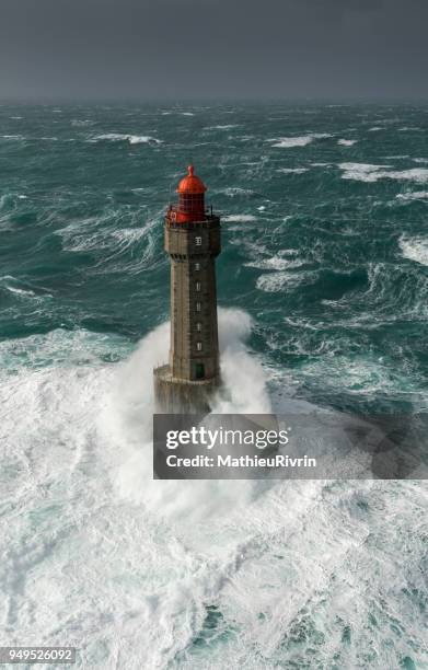 énorme vague au phare de la jument dans la tempête - la jument stock-fotos und bilder