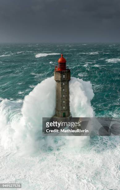 énorme vague au phare de la jument dans la tempête - ouessant photos et images de collection