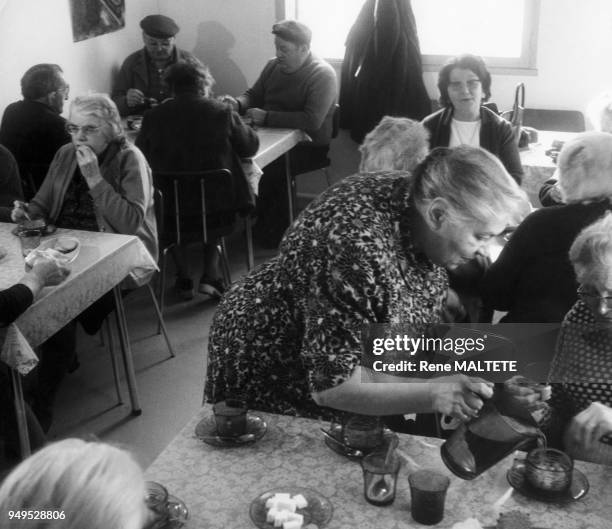 Goûter dans un club du troisième âge à Dreux, en Eure-et-Loir, France.