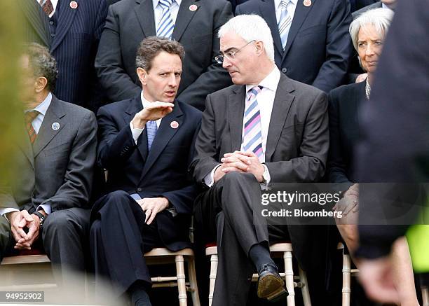 Alistair Darling, the U.K.'s chancellor of the exchequer, center right, sits with Timothy Geithner, U.S. Treasury secretary, center left, during the...