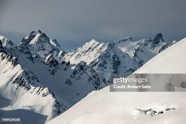 peaks of the freispitze and holzgauer wettterspitze with lechtaler alps in winter, lechtal, tyrol, austria - lechtal alps stockfoto's en -beelden