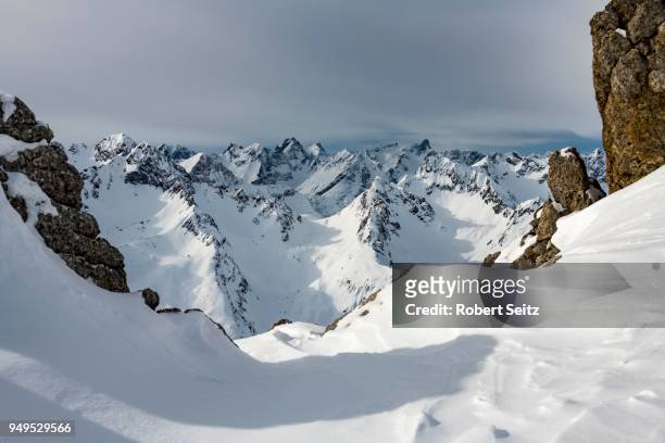peaks of the freispitze and holzgauer wettterspitze with lechtaler alps in winter, lechtal, tyrol, austria - lechtal alps stockfoto's en -beelden