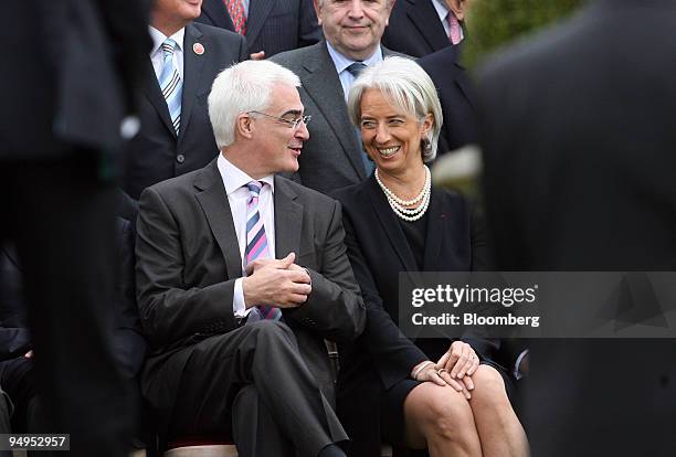 Alistair Darling, the U.K.'s chancellor of the exchequer, left, speaks with Christine Lagarde, France's finance minister, during the family...