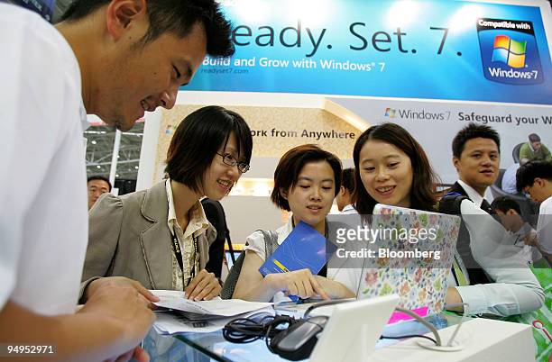 Visitors check a computer installed with Microsoft Corp.'s Windows 7 operating system during the Computex Technology Expo in Taipei, Taiwan, on...
