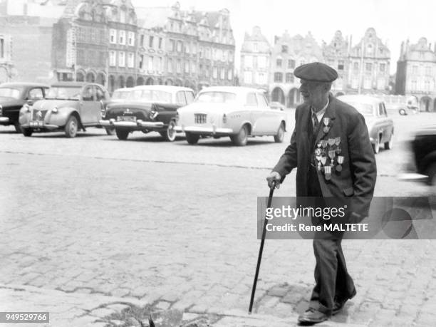 Ancien combattant sur la place des Héros à Arras, dans le Pas-de-Calais, France.