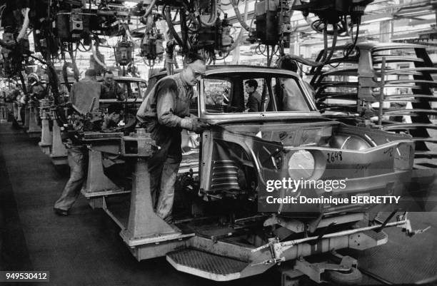 Chaîne de montage de voitures dans l'usine Renault de Flins-sur-Seine, dans les Yvelines, en France.