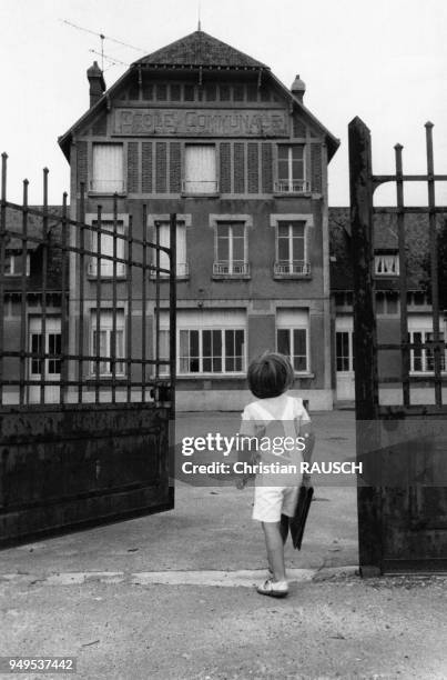 Enfant à l'entrée de son école à Dreux, pendant la rentrée des classes, en Eure-et-Loir, France.