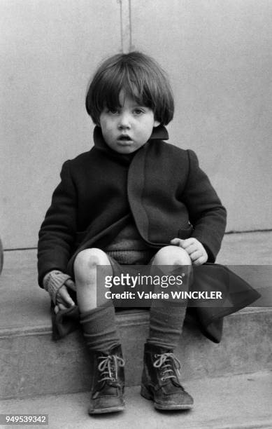 Portrait d'un enfant avec les genoux écorchés dans la cour de récréation d'une école maternelle de Ville-d'Avray, dans les Hauts-de-Seine, France.