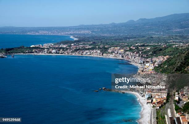 beach of naxos, sicily, italy - naxos sicily 個照片及圖片檔