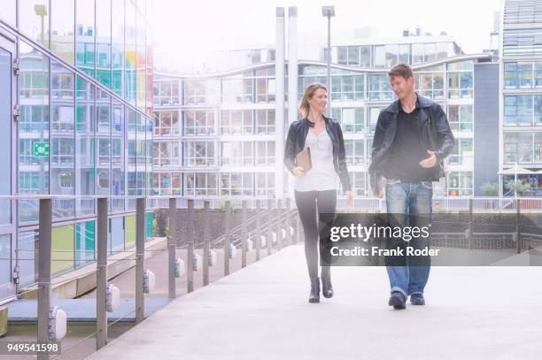 young couple in the media harbour, duesseldorf, north rhine, westphalia, germany - medienhafen stock pictures, royalty-free photos & images
