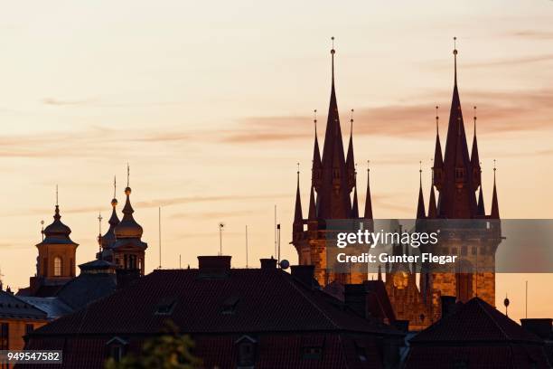 tyn cathedral at dusk, old town square, historic centre, prague, czech republic - teynkirche stock-fotos und bilder