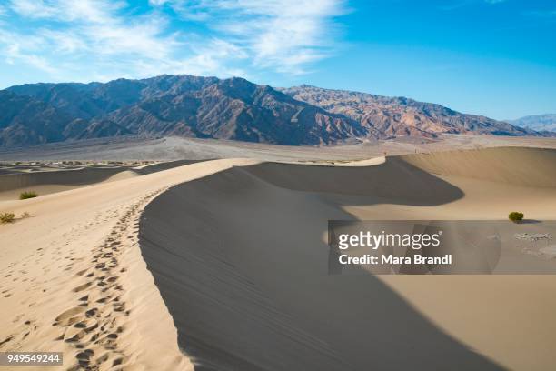 mesquite flat sand dunes, amargosa mountain range foothills, death valley national park, california, usa - amargosa mountains stock-fotos und bilder