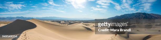 mesquite flat sand dunes, amargosa mountain range foothills, death valley, death valley national park, california, usa - amargosa mountains stock-fotos und bilder